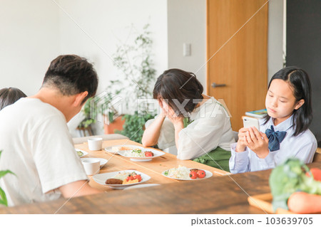 Parents and families in trouble with rebellious children who use smartphones during meals 103639705