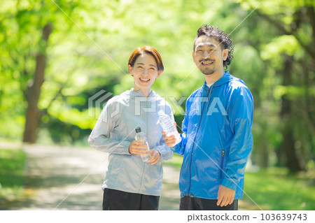 清新綠色中間情侶運動裝 103639743