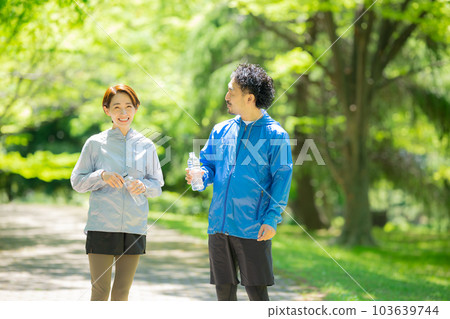 Fresh green middle couple sportswear 103639744
