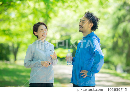 Fresh green middle couple sportswear 103639745