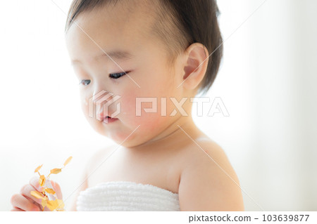 A baby wrapped in a bath towel　 103639877