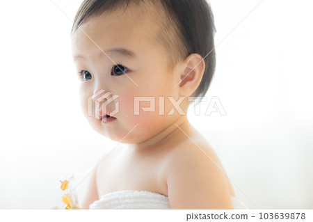 A baby wrapped in a bath towel　 103639878