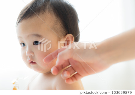 A baby wrapped in a bath towel　 103639879