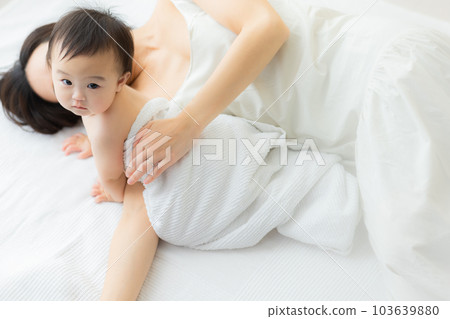 A baby wrapped in a bath towel　 103639880
