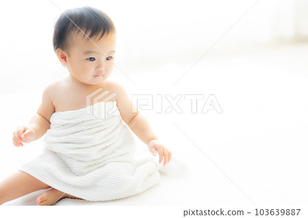 裹著浴巾的嬰兒』 103639887