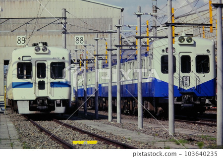 1982 年 8 月 18 日，轉移到富士急的 2300 系列和捕魚時代的 4000 系列，在小田急大野工廠排隊 103640235