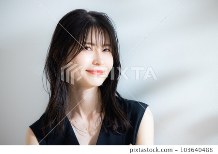 一個穿著黑色連衣裙的女人 103640488