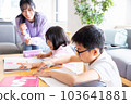 母親看著她的孩子學習 103641881