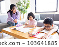 母親看著她的孩子學習 103641885