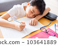 母親看著她的孩子學習 103641889