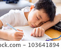 母親看著她的孩子學習 103641894