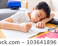 母親看著她的孩子學習 103641896