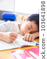 母親看著她的孩子學習 103641898