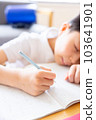 母親看著她的孩子學習 103641901