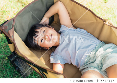 女孩（兒童、幼兒、女孩）在公園裡的手推車上玩耍 103642447