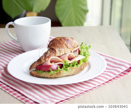 croissant sandwich and coffee 103643041