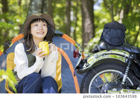 騎自行車的女孩圖片 騎自行車的女孩在營地做單車可以 騎自行車的女孩圖片 騎自行車的女孩在營地做單車可以 103643598