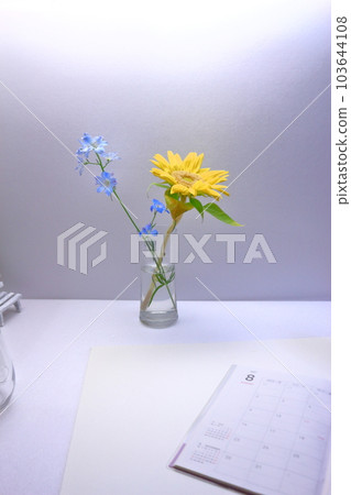 插花與向日葵和藍色的花朵 插花與向日葵和藍色的花朵 103644108