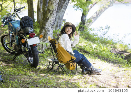 騎自行車的女孩圖片 騎自行車的女孩在營地做單車可以 騎自行車的女孩圖片 騎自行車的女孩在營地做單車可以 103645105