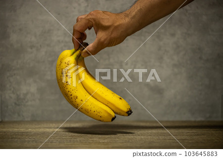 拿著香蕉的人的手 拿著香蕉的人的手 103645883