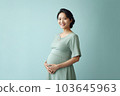 一位 20 多歲的日本孕婦把手放在肚子上 AI 生成的圖像 103645963