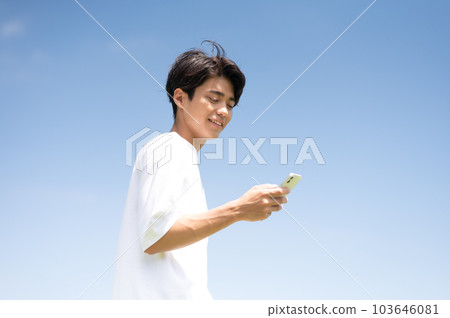 在戶外拿著智能手機的年輕人 在戶外拿著智能手機的年輕人 103646081