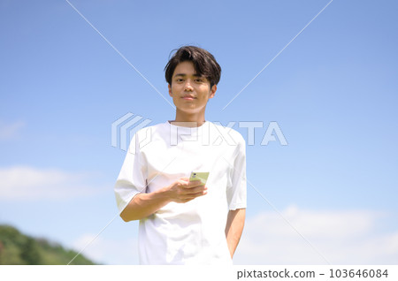 在戶外拿著智能手機的年輕人 在戶外拿著智能手機的年輕人 103646084