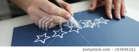 Person draws feedback feedback stars with star marker 103646161