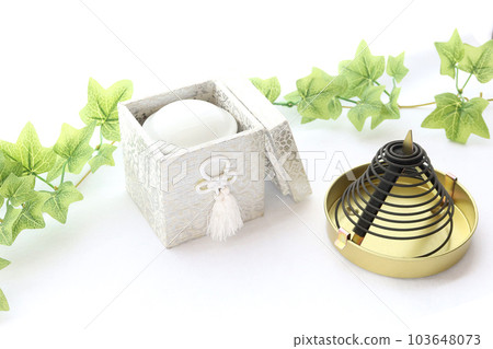 祭壇上使用的手追悼會和纏繞香的圖像 2 Shukatsu 103648073