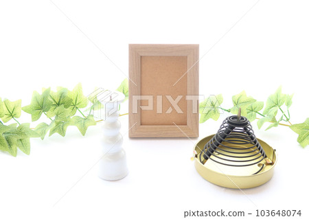 法壇上使用的追悼會相框和纏繞香的圖像 1 Shukatsu 103648074