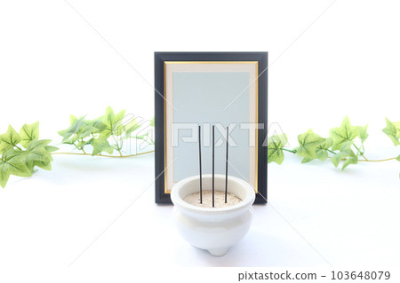 窗邊的相框和線香 Shukatsu的形象 窗邊的相框和線香 Shukatsu的形象 103648079