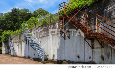 保護牆和生鏽的樓梯 103648778