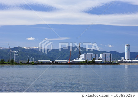 北海道石狩灣新港西碼頭的火力發電廠和風力渦輪機 北海道石狩灣新港西碼頭的火力發電廠和風力渦輪機 103650289