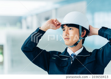 A young male worker 103650413