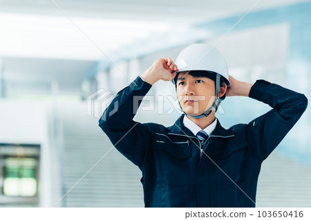 一名年輕的男工 103650416
