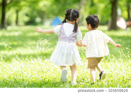 手拉手的男孩和女孩 103650620