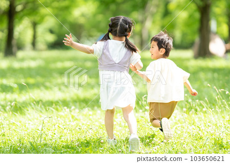 手拉手的男孩和女孩 103650621