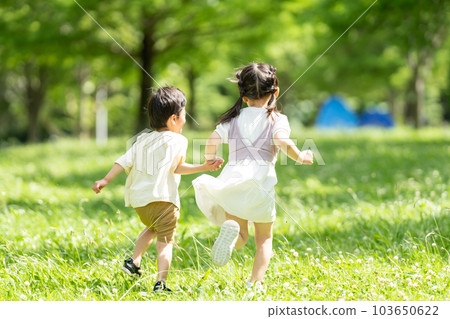 手拉手的男孩和女孩 103650622