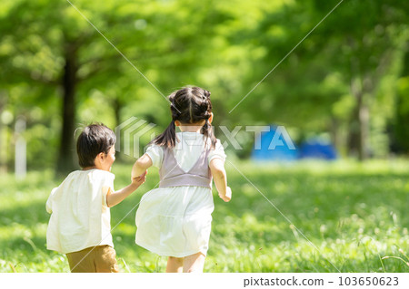 手拉手的男孩和女孩 103650623