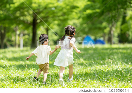 Boys and girls who run hand in hand 103650624