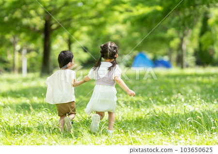 Boys and girls who run hand in hand 103650625