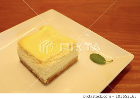 Baked cheesecake served at a restaurant 103652165