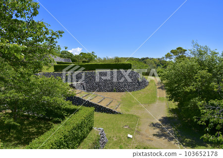 靜岡縣掛川市國家史蹟橫須賀城從西之丸眺望本丸遺跡 103652178
