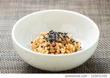 納豆。 (Hikiwari 納豆加黑芝麻。) 納豆。 (Hikiwari 納豆加黑芝麻。) 103652202