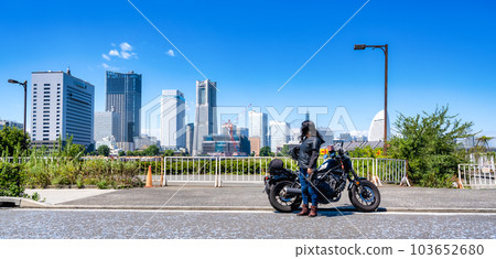 一位騎著巡洋艦自行車遊覽橫濱的女騎手 103652680