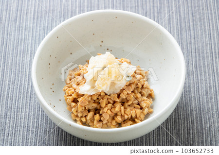 納豆。 （Hikiwari 納豆配芥末醃製鯡魚子（Sankai 醃製））。 103652733