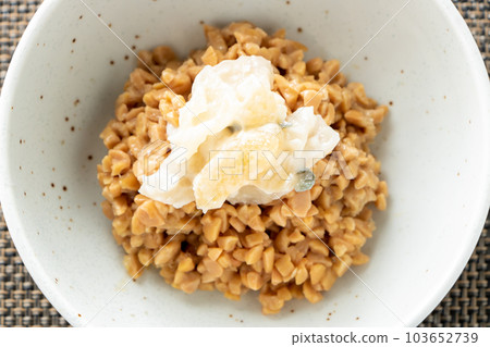 納豆。 （Hikiwari 納豆配芥末醃製鯡魚子（Sankai 醃製））。 103652739