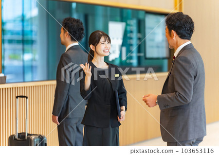 前台服務遊客的女迎賓員 103653116