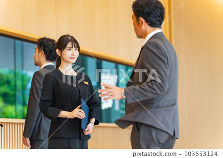 前台服務遊客的女迎賓員 103653124