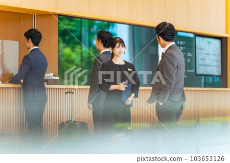 前台服務遊客的女迎賓員 103653126